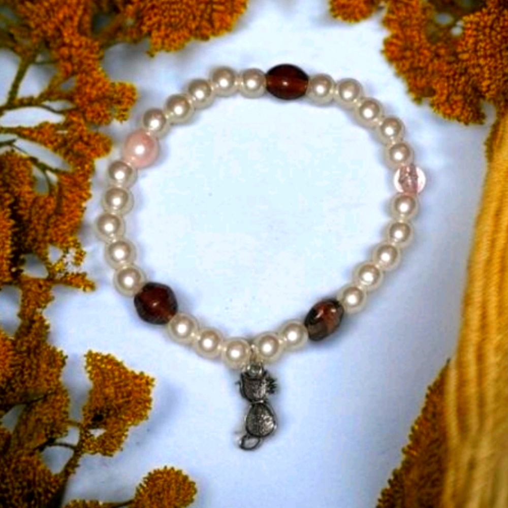 Cat charm beaded bracelet